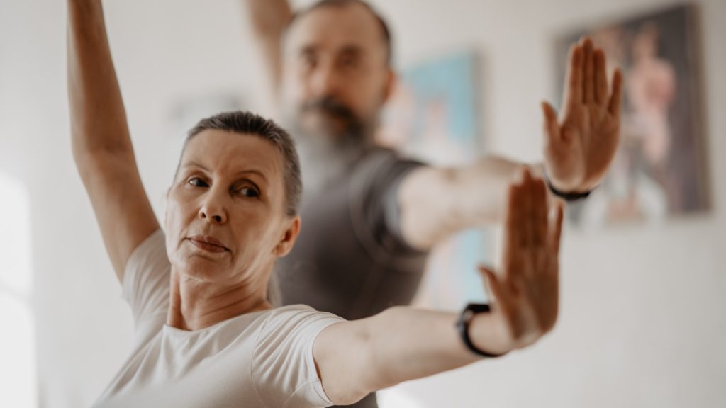 Präventive Angebote wie unsere EAP-Software beugen vor. Hier macht ein Paar Yoga und entspannt sich.
